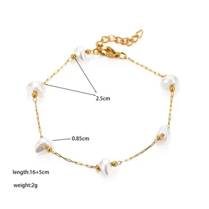 Bracciale in acciaio al titanio dorato con cinque perle barocche e chiusura regolabile