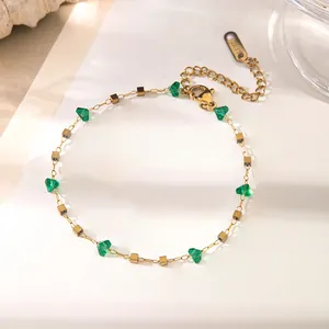 Dettaglio macro del bracciale placcato oro 18k con cuori in cristallo verde e cubi in acciaio