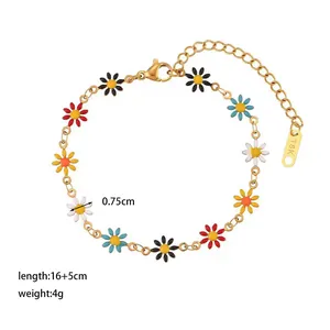 Dettaglio del bracciale margherita in smalto colorato con piastrina 18K e misure