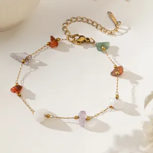 Detailansicht der handgefertigten Goldkette mit bunten Natursteinen und Verschluss