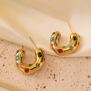 Pendientes en C dorados con textura martillada y circonitas de colores incrustadas