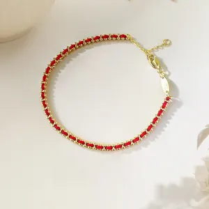 Detail eines roten Seidenarmbands mit Goldperlen, Karabinerverschluss und S925-Gravur