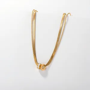 Collana doppia a spina di pesce dorata con anelli intrecciati e cristalli luccicanti
