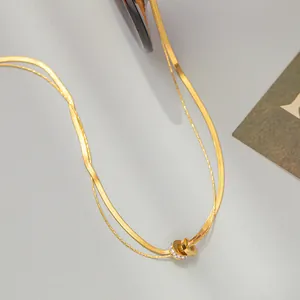 Collana doppio strato in acciaio al titanio dorato con ciondolo a doppio anello di cristallo
