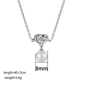 Detail der silbernen Kette mit 8mm Perlenanhänger und genauen Größenangaben im Bild