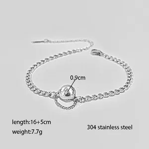 Detail van 304 roestvrijstalen schakelarmband met een gepolijste bolhanger van 0,9cm