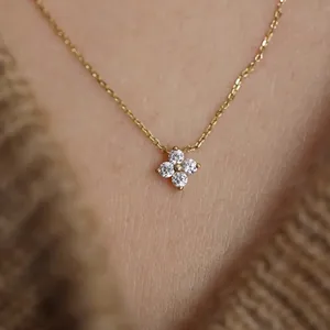 Exquisito collar de trébol de cuatro hojas dorado para mujer con colgante engastado de diamantes