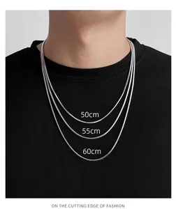 Vergelijking van 50cm, 55cm en 60cm zilveren slangenketting lengtes op een model