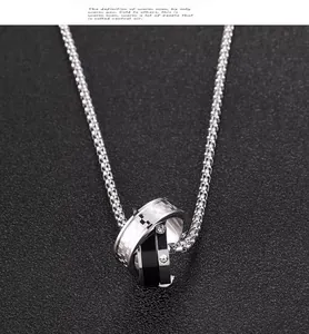 Detalle de anillos entrelazados con patrón de rejilla y negros en cadena de acero