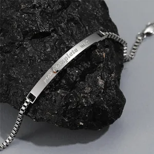 Bracelet de couple en acier titane avec gravure 'you complete me' sur roche noire
