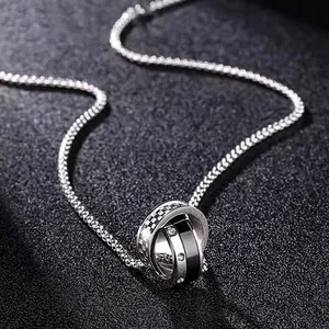 Collar hip hop de doble anillo con patrón de cuadros y circonitas sobre fondo negro