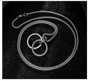 Details einer silbernen Box-Halskette mit ineinandergreifenden Doppelring-Anhängern in Silber