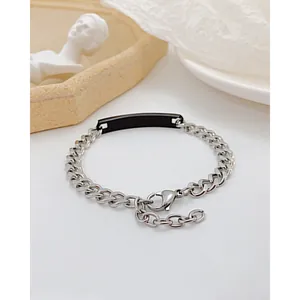 Bracelet de couple minimaliste en acier titane avec plaque rectangulaire noire et chaîne