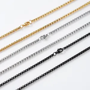 Dettaglio di catene box in acciaio inossidabile color oro, argento e nero con chiusura