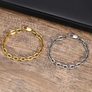Details von minimalistischen Gliederketten-Armbändern in poliertem Gold- und Silberfinish
