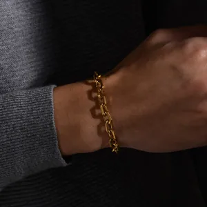 Poliertes Gliederkettenarmband in Gold für Damen und Herren an einem Model getragen