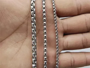 Detailed comparison of three stainless steel box chains in different thicknesses on palm