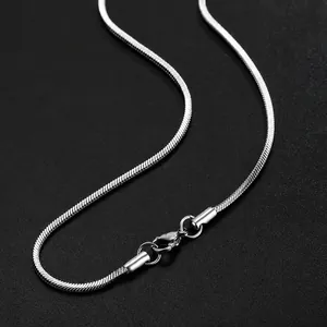Dettaglio macro della catena a serpente in acciaio al titanio argento con chiusura a moschettone