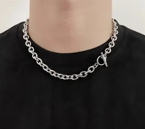 Nahaufnahme der silbernen Gliederkette aus Edelstahl mit OT-Knebelverschluss am Modell