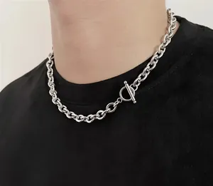 Nahaufnahme einer klobigen silbernen Edelstahlkette mit OT-Knebelverschluss am männlichen Model