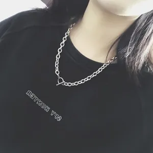 Detail einer silbernen Edelstahl-Halskette mit einem klassischen Toggle-Verschluss aus Metall