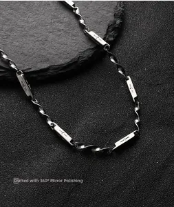 Dettaglio della collana in acciaio al titanio lucidata a specchio a 360 gradi con croce