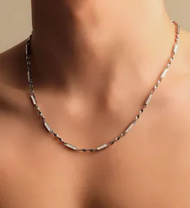 Dettaglio della collana in acciaio al titanio argento con trama a stella e maglia cubana