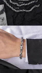 Details des silbernen gedrehten Kettenarmbands mit quadratischem Verschluss in 19cm und 21cm