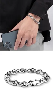 Makroaufnahme des silbernen Edelstahl-Gliederkettenarmbands mit rechteckigem Verschluss