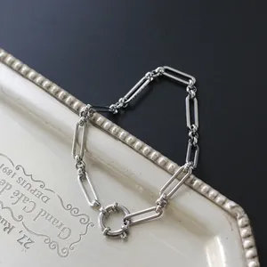 Minimalistisches silbernes Büroklammer-Armband aus Edelstahl mit rundem Federverschluss
