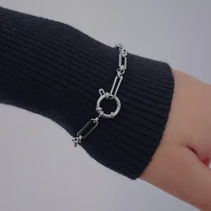Silbernes Büroklammer- und Panzerketten-Armband mit Federverschluss am Handgelenk