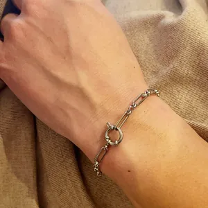 Makroaufnahme von Silber-Büroklammerkette mit rundem Matrosenverschluss am Handgelenk