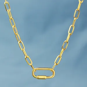 Goldene Büroklammer-Halskette mit ovalem Karabiner-Anhänger auf blauem Hintergrund