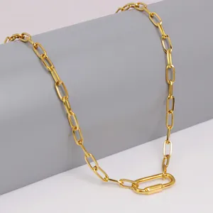 Detailaufnahme der goldenen Büroklammer-Halskette mit strukturiertem Karabinerverschluss