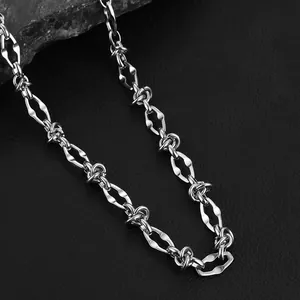 Dettaglio della collana a catena a nodi in acciaio al titanio con finitura lucida