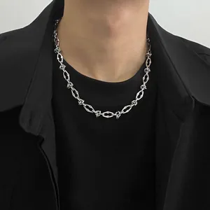 Dettaglio della collana in acciaio al titanio stile punk con nodi industriali