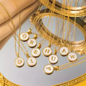 Vue détaillée des colliers avec pendentif initiale en nacre plaqué or 18 carats