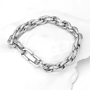 Bracelet chaîne Mobius en acier titane argenté avec maillons texturés sur pierre blanche