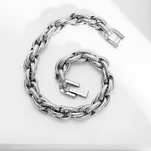 Bracelet chaîne Mobius en acier titane avec maillons gravés et fermoir carré pour hommes