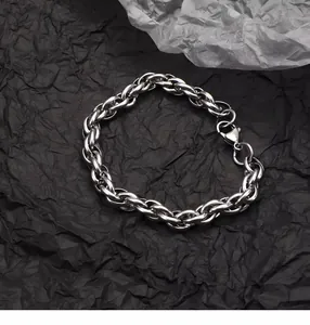 Détail du bracelet gourmette en acier inoxydable avec un fermoir mousqueton robuste et sûr