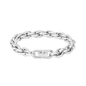 Bracelet Mobius en acier titane argenté de style industriel avec maille texturée