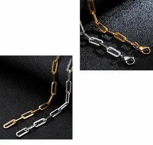 Dettaglio delle collane a maglia paperclip oro e argento con chiusure a moschettone