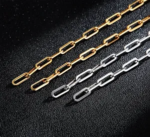 Dettaglio ravvicinato delle maglie della catena a graffetta lucida in oro e argento