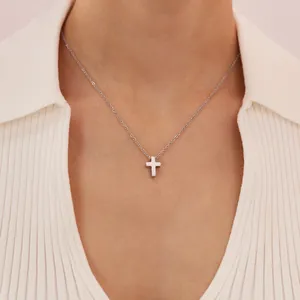 Collier avec pendentif croix argenté minimaliste porté sur le cou pour un style choker