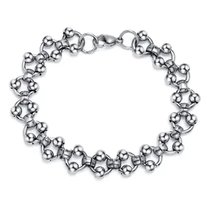 Bracelet punk en acier inoxydable avec perles creuses et fermoir mousqueton sur fond blanc
