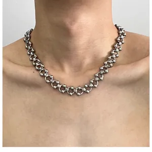 Silberne Titanstahl-Halskette im Industrial-Stil, als Choker nah am Hals fotografiert