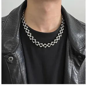 Handgefertigte Punk Titan Stahl Kugelkette für Damen und Herren auf einer Lederjacke getragen