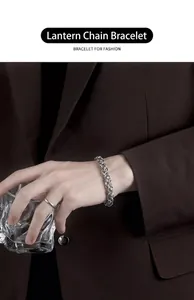 Makroaufnahme eines silbernen Herrenarmbands aus Titanstahl zu einem Business-Anzug