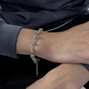 Gros plan du bracelet chaîne argentée à nœuds avec fermoir réglable sur un poignet
