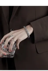 Details eines silbernen Byzantiner-Armbands aus Titanstahl mit polierter Textur